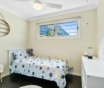 Five Bedroom + Study Fully Furnished Coastal Home � 6 Month Lease a... - Photo 2