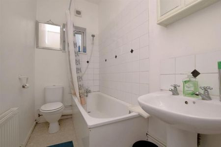 4 bedroom flat to rent - Photo 3