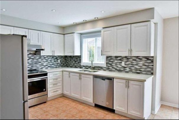 For Lease - 5725 Sidmouth Street, Mississauga, Ontario - Photo 1