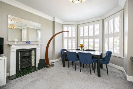 3 bedroom flat in Twickenham - Photo 2