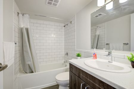 Deluxe Premium - Lees Ave - Photo 3