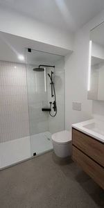 Bright Brand New 1 Bedroom Apartment Dundas West - Photo 4