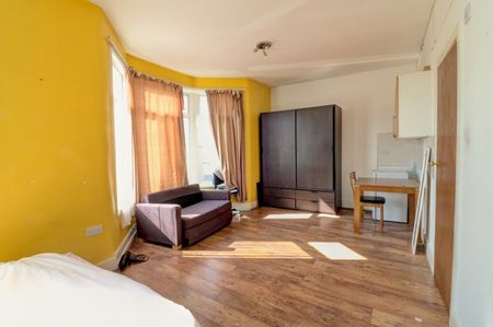 4 Bed Semi-Detached House, Cecil Avenue, IG11 - Photo 2