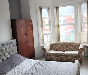 3 bedroom flat to rent - Photo 4
