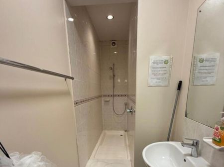 Room in a Shared House, Powys Lane, N14 - Photo 5