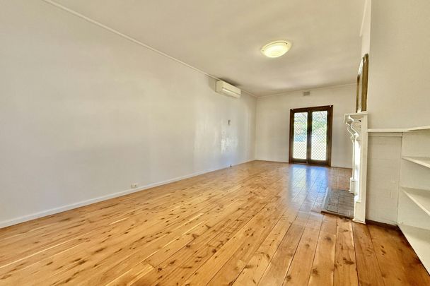 Magnificent 2 story, 4 bedroom home close to the CBD - Photo 1