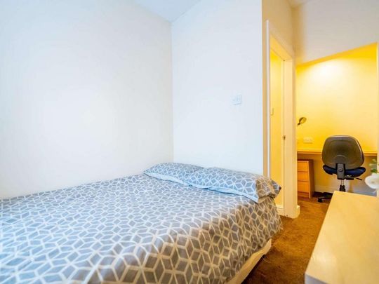 4 bedroom house of multiple occupation to rent - Photo 1