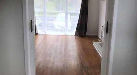 New Windsor - 3 Bedrooms - Photo 2