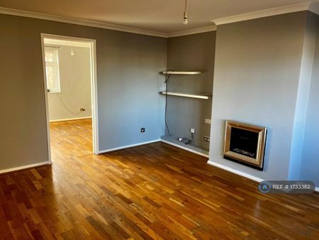 3 bedroom semi-detached house to rent - Photo 2