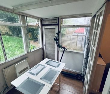 4 Bed Semi-Detached House, Pomfret Avenue, LU2 - Photo 2