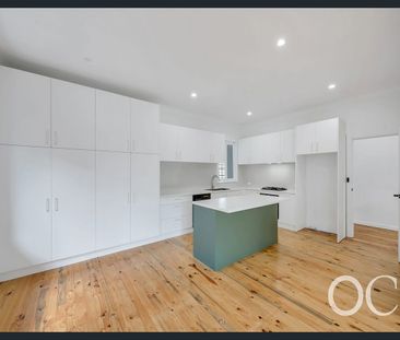 Open the door to coastal comfort & entertainer appeal - Photo 4
