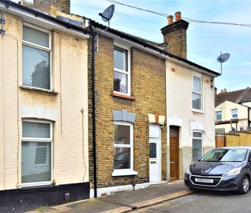 Terraced House to rent - Wykeham Street, Rochester, ME2 - Photo 2
