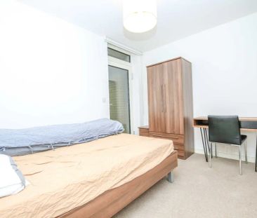 3 bedroom flat in London - Photo 3