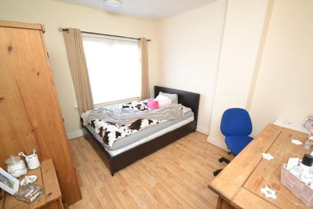 3 bedroom end of terrace house to rent - Photo 4