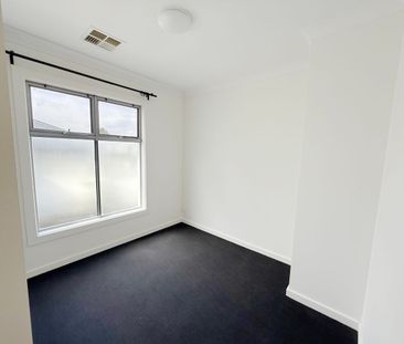 Stylish Lakeview Townhouse - Photo 3