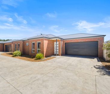 Contemporary three-bedroom townhouse in Canadian - Photo 6