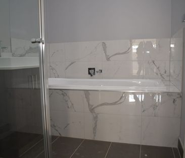 Immaculate Presentation, Brilliant Location...!! - Photo 2