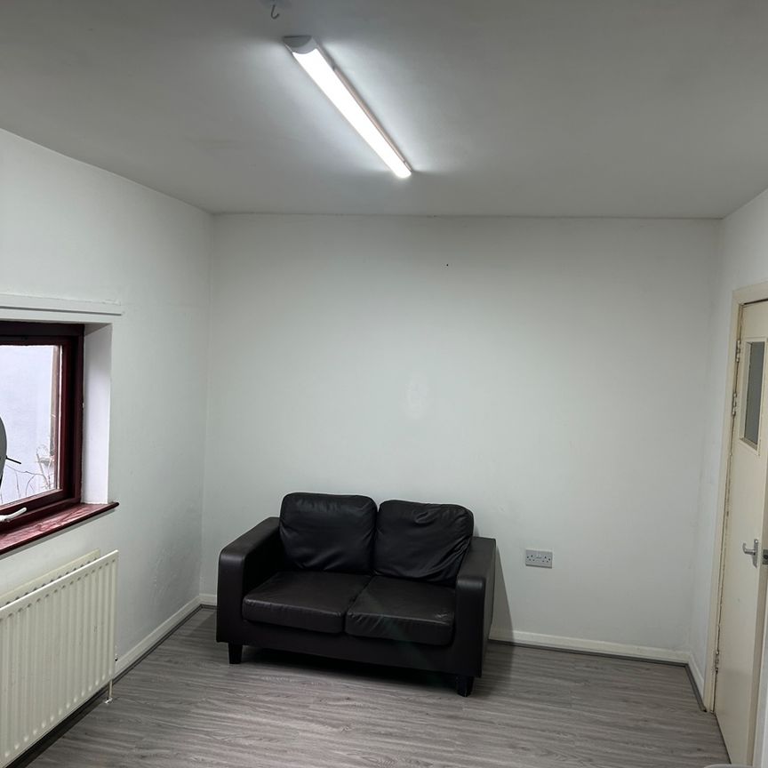 3 Bed Flat, Assembly Passage, E1 - Photo 1