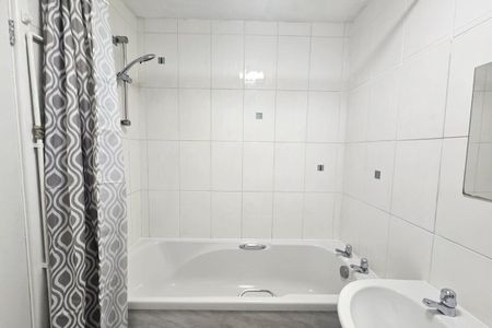 Runnymede Court, West End, SOUTHAMPTON - Photo 2