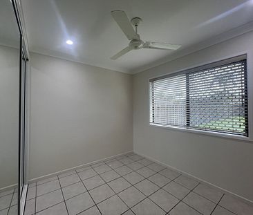 Move right in and enjoy this spacious 4 bedroom lowset home in Glenella! - Photo 1