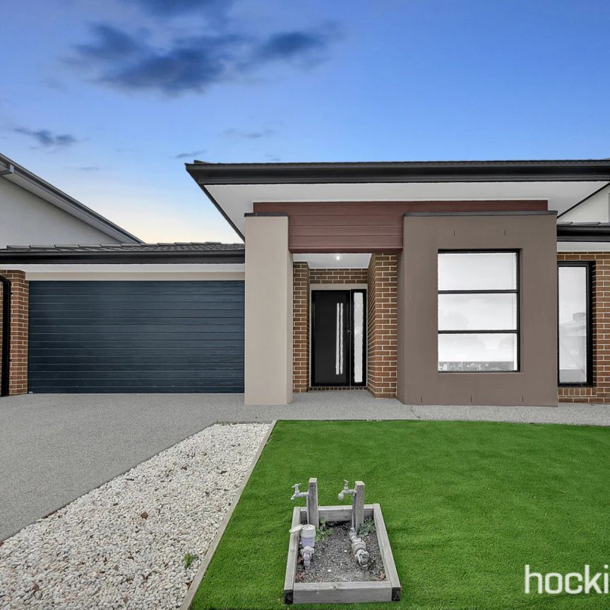 GREAT FAMILY HOME IN HEART OF WOLLERT - Photo 1