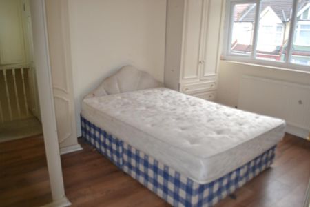 4 bedroom terraced house to rent - Photo 5