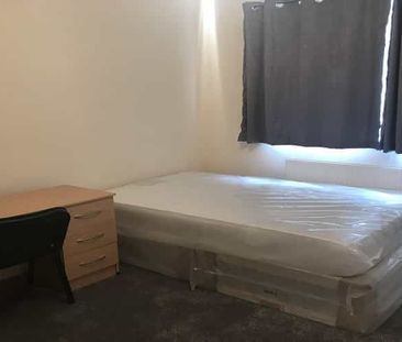 2 Bed Flat, North Hill Road, LS6 - Photo 4