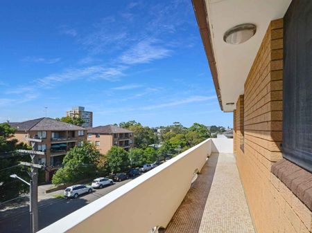 SPACIOUS TWO BEDROOM APARTMENT WITH PARKING - Photo 3