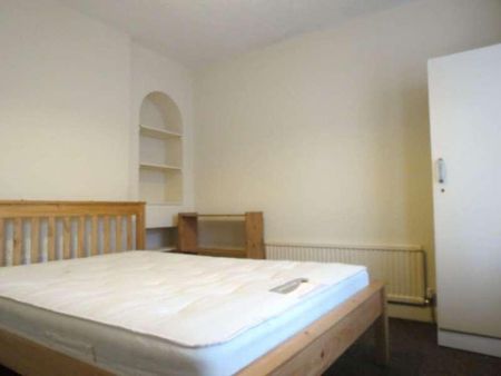 Bedroom Detached House In Winton, BH9 - Photo 4
