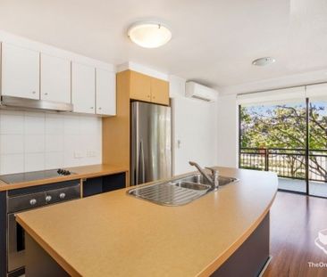 Modern Apartment with Oversized Balcony & Versatile Study/Second Be... - Photo 4