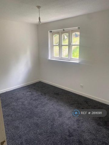 2 bedroom end of terrace house to rent - Photo 3