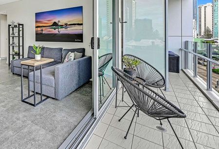 Stylish Abode With First Class Facilities - Photo 5