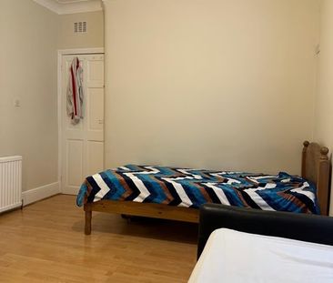 Room in a Shared House, Gartmore Road, IG3 - Photo 4