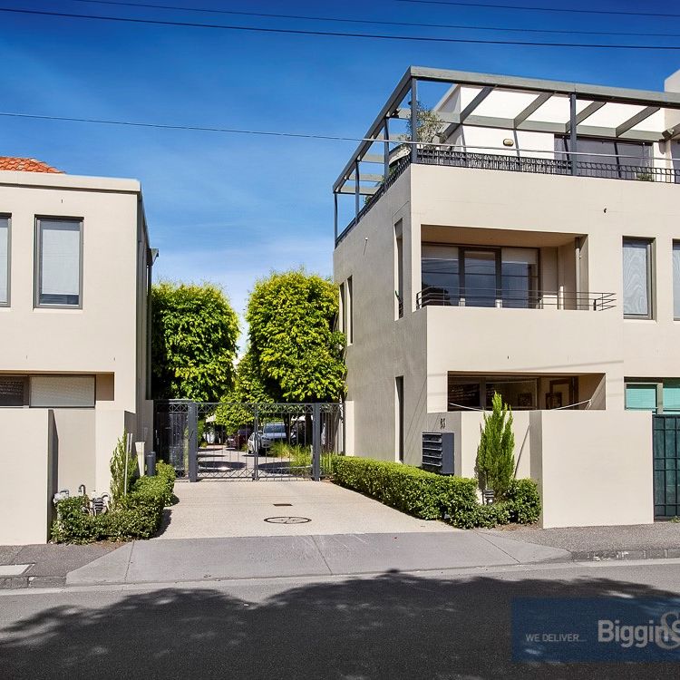 FANTASTIC 3 LEVEL TOWNHOUSE IN WELL MAINTAINED BLOCK, CENTRAL RICHMOND LOCATION - Photo 1