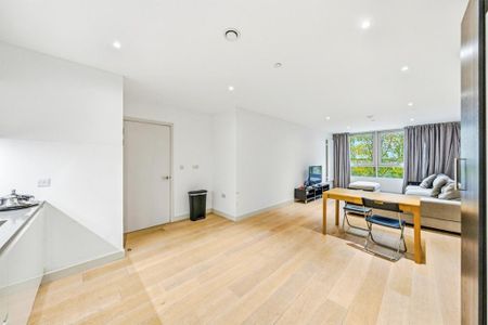 1 bedroom in a flat share to rent - Photo 2