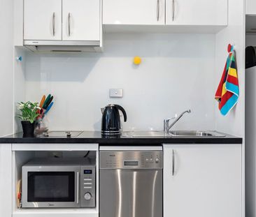 Spectacular north west facing unfurnished studio - Photo 4