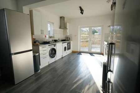 1 bedroom in a house share to rent - Photo 5