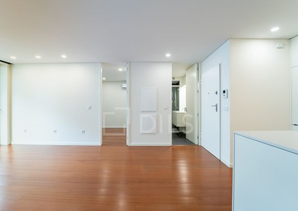 Apartamento T1 com varanda - Novo - Casa da Musica - Rotunda Boavista