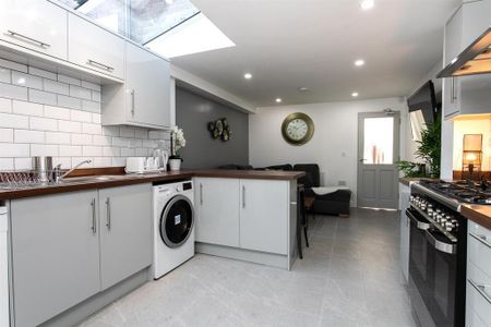 1 bedroom in a house share to rent - Photo 5