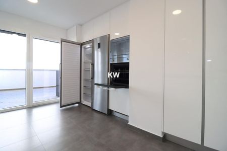 PAREDE, Lisbon - Photo 3