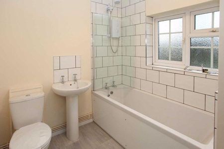 2 bedroom character property to rent - Photo 3