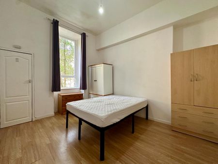 3 bedroom flat to rent - Photo 3