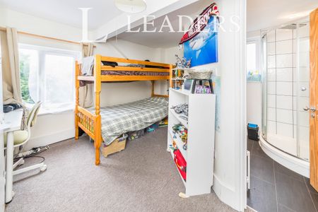 4 bedroom house to rent Cantelupe Road, RH19 - Photo 5