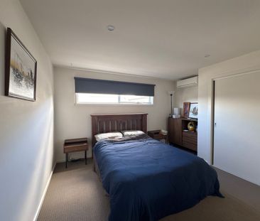 Light-Filled Townhouse: 2 Ensuites, Powder Room, Study - Photo 4