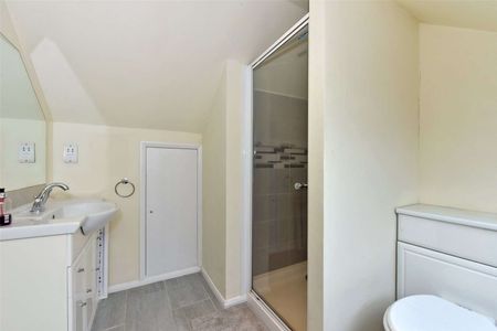 A spacious three bedroom duplex with private garden, garage and allocated parking space - Photo 3