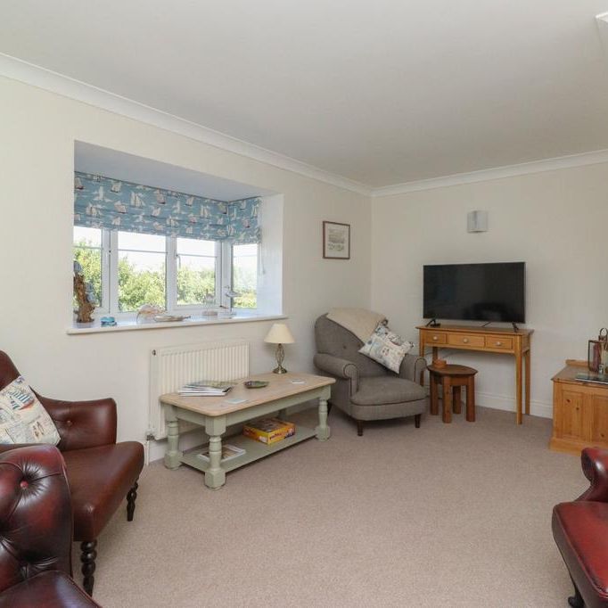 3 bedroom semi-detached house to rent - Photo 1