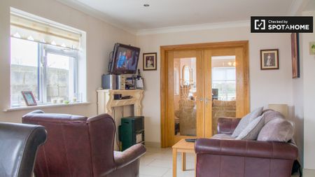 Spacious room in 5-bedroom apartment in Donabate, Dublin - Photo 2