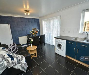 1 bedroom in a house share to rent - Photo 3