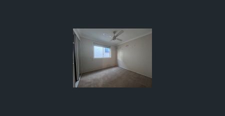 Charming 4-Bedroom, 1-Bathroom Duplex - Photo 3