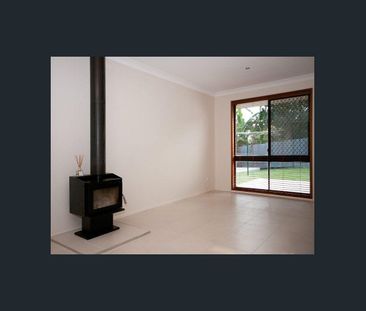 SPACIOUS 4 BEDROOM HOME WITH LARGE YARD IN CARRARA - Photo 3